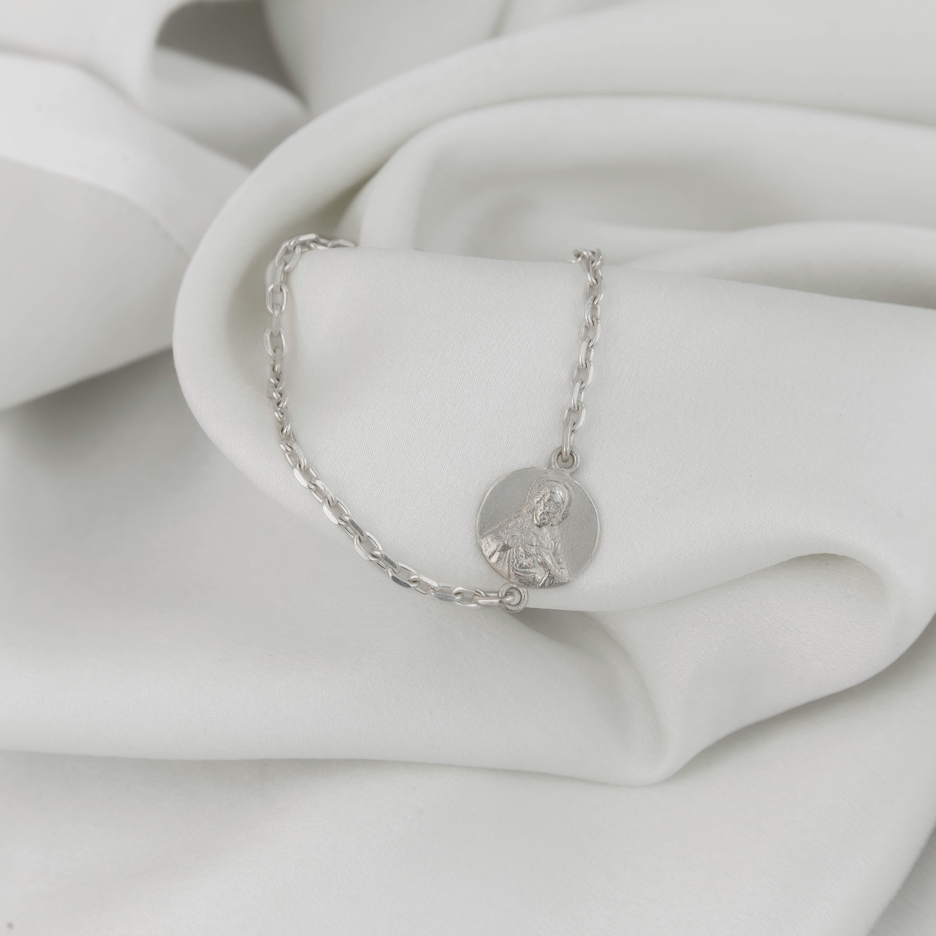 Pulsera de plata con escapulario