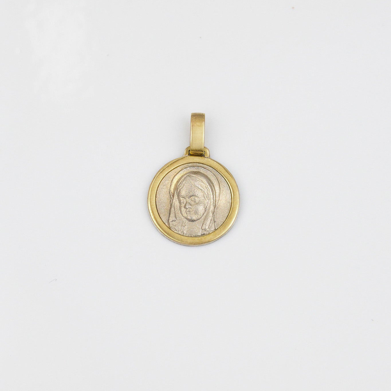 Medalla Virgen niña de plata y oro