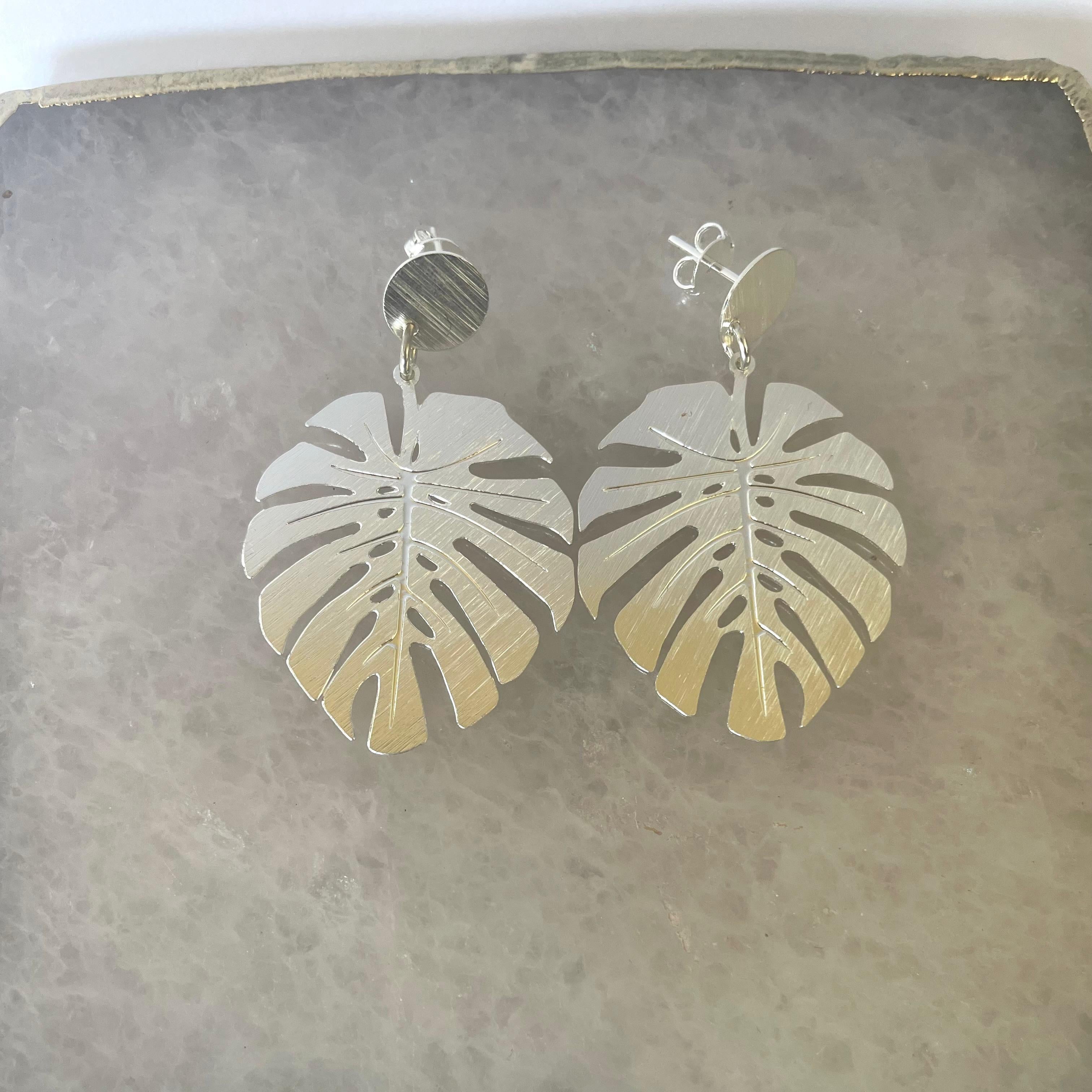 Aros Monstera enchapados en plata